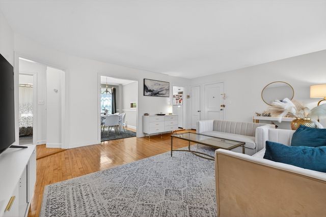 21 Hammond Pond Prkw 2, Newton, MA 02467