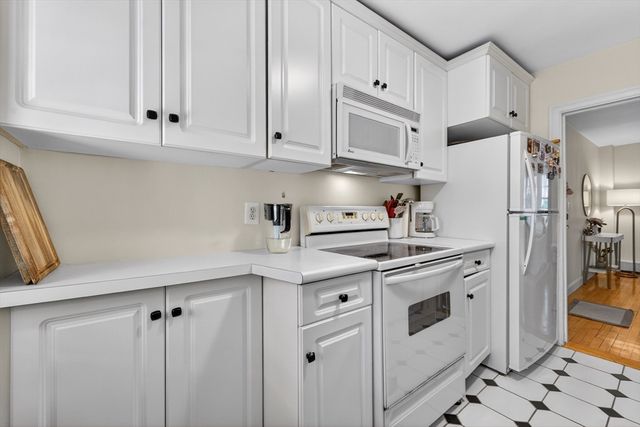 21 Hammond Pond Prkw 2, Newton, MA 02467
