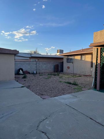 5708 Alta Vista Court SW, Albuquerque, NM 87105