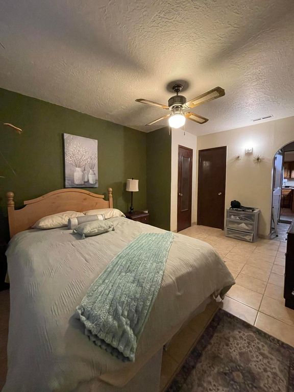 Image 19 of property listing at 5708 Alta Vista Court SW, Albuquerque, NM 87105