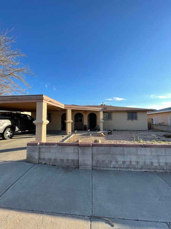 Image 2 of property listing at 5708 Alta Vista Court SW, Albuquerque, NM 87105
