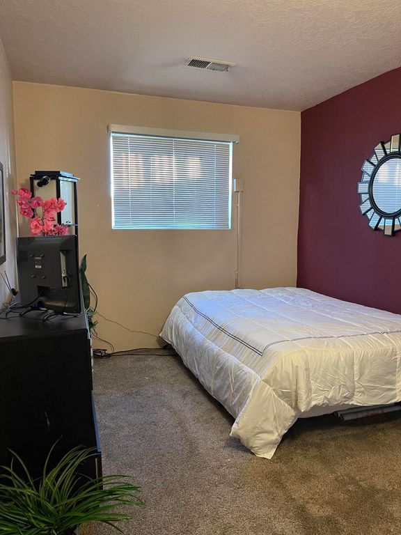 Image 23 of property listing at 5708 Alta Vista Court SW, Albuquerque, NM 87105