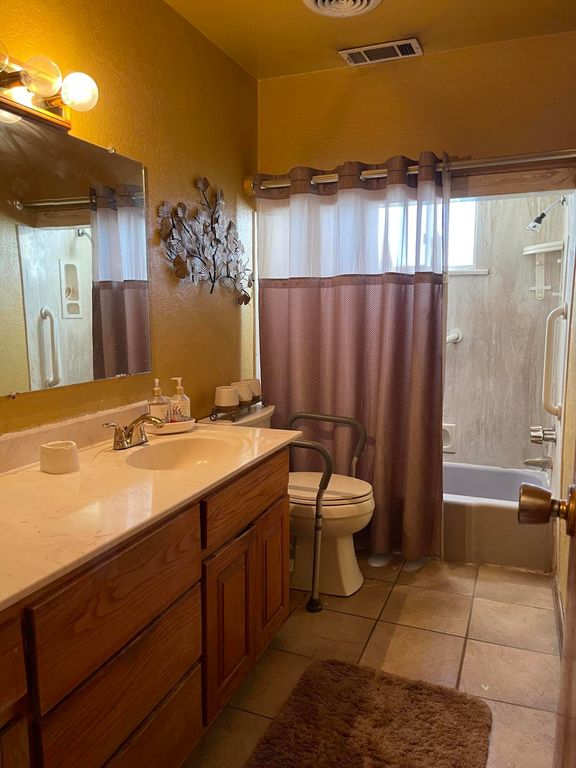 Image 25 of property listing at 5708 Alta Vista Court SW, Albuquerque, NM 87105