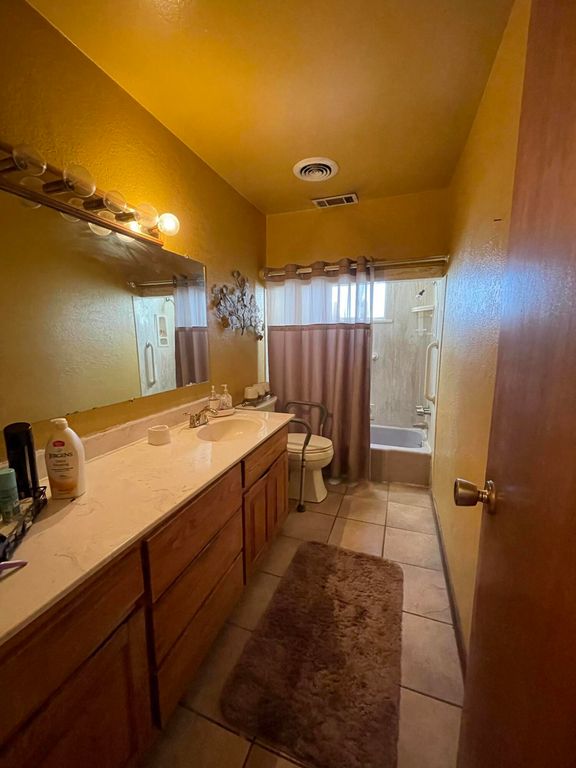 Image 26 of property listing at 5708 Alta Vista Court SW, Albuquerque, NM 87105