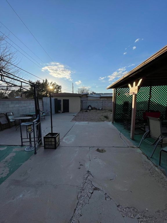 Image 28 of property listing at 5708 Alta Vista Court SW, Albuquerque, NM 87105