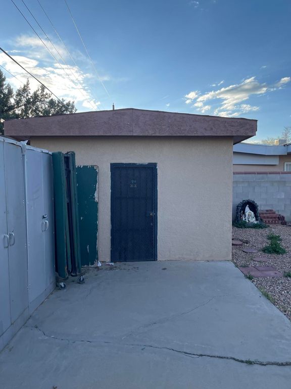 Image 32 of property listing at 5708 Alta Vista Court SW, Albuquerque, NM 87105