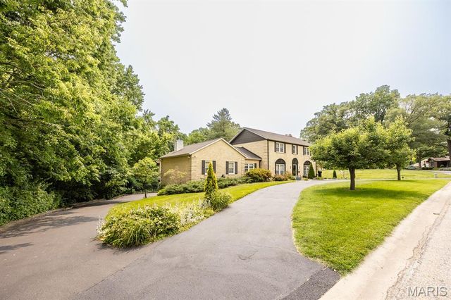 210 E Fairway Drive, Belleville, IL 62223