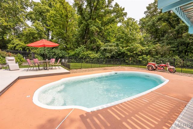 210 E Fairway Drive, Belleville, IL 62223