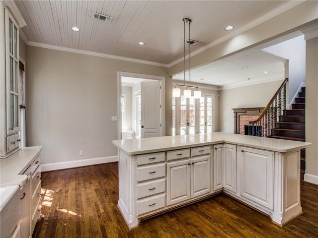 4308 N Cresthaven Road, Dallas, TX 75209