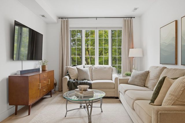 1333 N Bosworth Avenue 2, Chicago, IL 60642