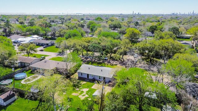 804 23rd Avenue N, Texas City, TX 77590