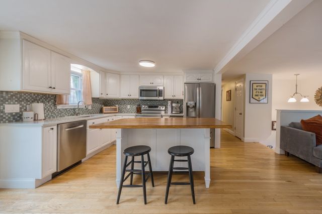 14 Justine Rd, Plymouth, MA 02360