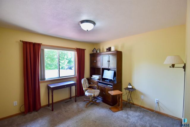 3300 S Fernwood Ave Avenue, Sioux Falls, SD 57110