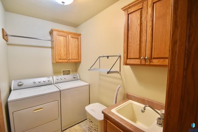 3300 S Fernwood Ave Avenue, Sioux Falls, SD 57110