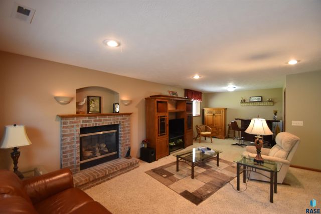 3300 S Fernwood Ave Avenue, Sioux Falls, SD 57110