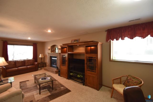 3300 S Fernwood Ave Avenue, Sioux Falls, SD 57110
