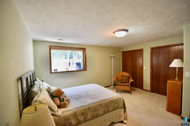 3300 S Fernwood Ave Avenue, Sioux Falls, SD 57110