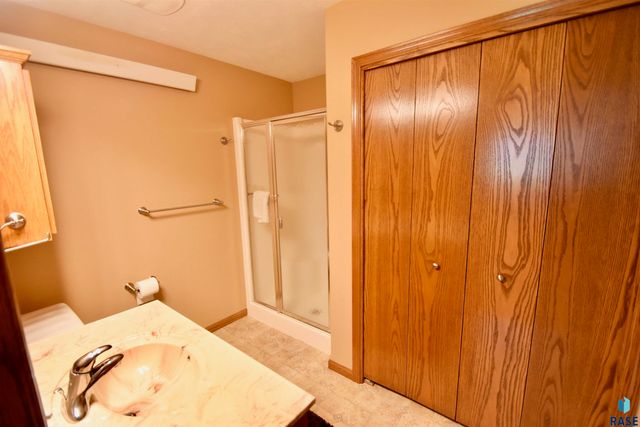 3300 S Fernwood Ave Avenue, Sioux Falls, SD 57110