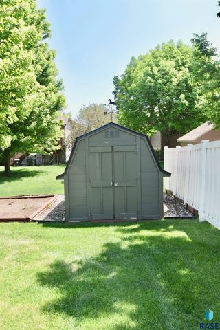 3300 S Fernwood Ave Avenue, Sioux Falls, SD 57110