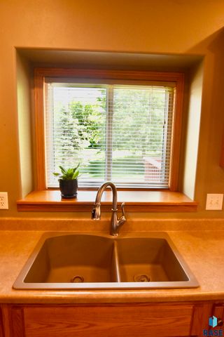 3300 S Fernwood Ave Avenue, Sioux Falls, SD 57110