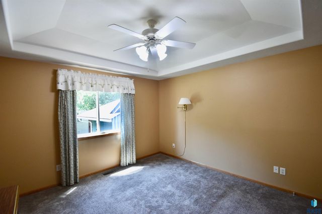 3300 S Fernwood Ave Avenue, Sioux Falls, SD 57110