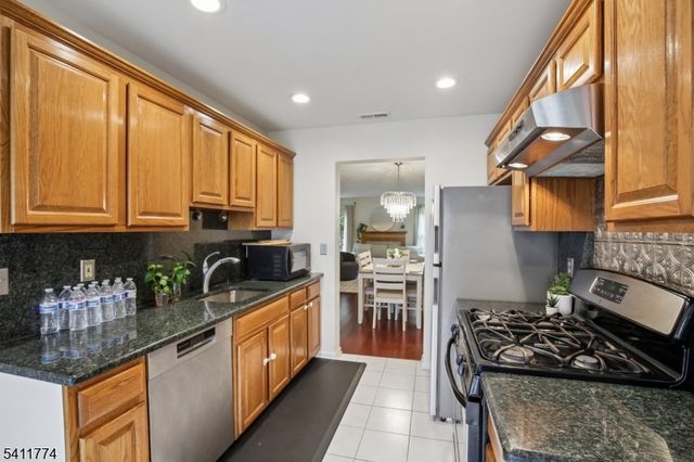 653 Richmond Ct, Ramsey Boro, NJ 07446