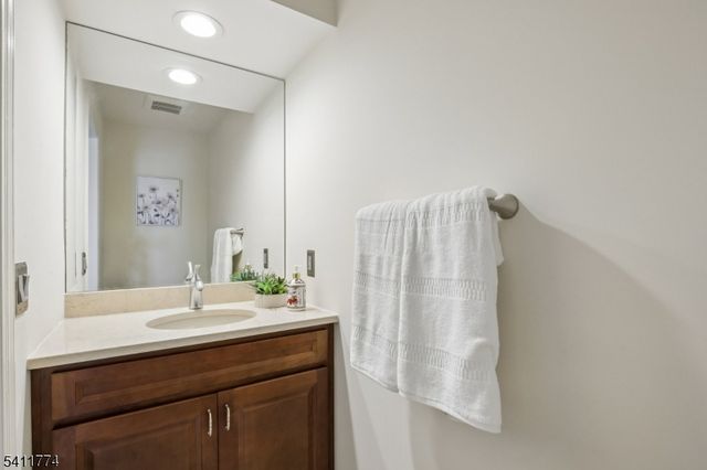 653 Richmond Ct, Ramsey Boro, NJ 07446