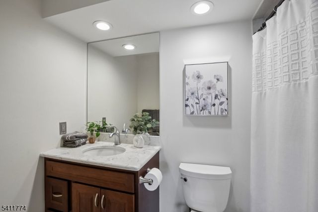 653 Richmond Ct, Ramsey Boro, NJ 07446