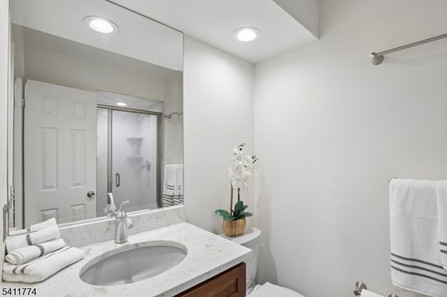 653 Richmond Ct, Ramsey Boro, NJ 07446