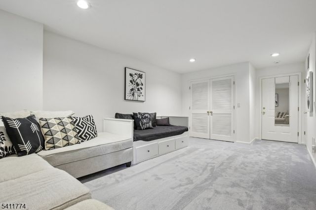 653 Richmond Ct, Ramsey Boro, NJ 07446