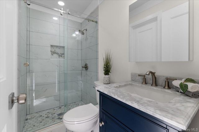 27 Valley Avenue, Locust Valley, NY 11560