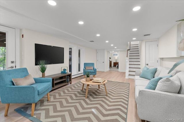 27 Valley Avenue, Locust Valley, NY 11560