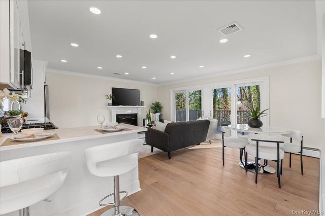 27 Valley Avenue, Locust Valley, NY 11560