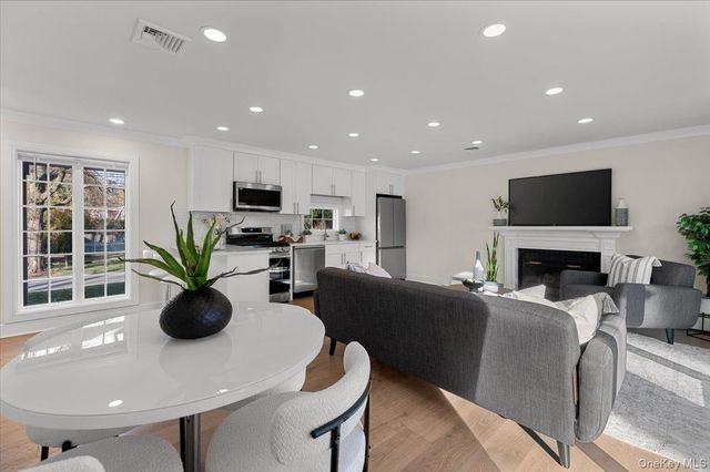 27 Valley Avenue, Locust Valley, NY 11560