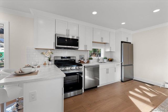 27 Valley Avenue, Locust Valley, NY 11560