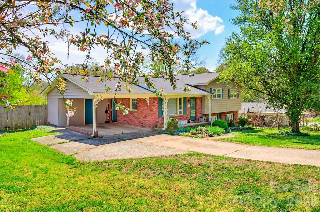 1091 16th Avenue NW, Hickory, NC 28601