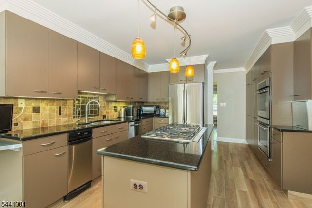 18 Teak Rd, Wayne Twp., NJ 07470
