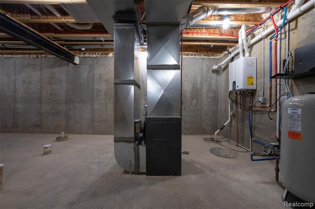 1956 Percy Lane, Highland, MI 48357