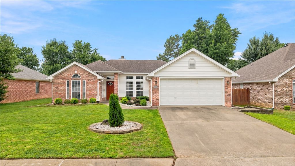 3606 W Margaret Place, Rogers, AR 72756