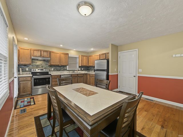 6098 Yosemite Drive, Newburgh, IN 47630