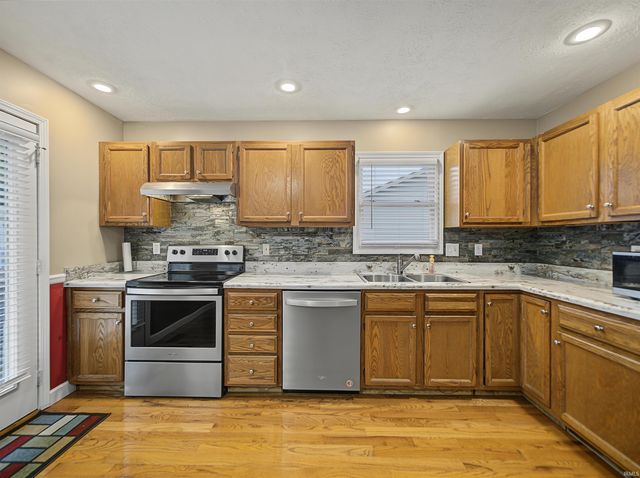 6098 Yosemite Drive, Newburgh, IN 47630