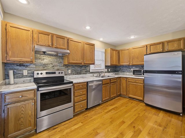 6098 Yosemite Drive, Newburgh, IN 47630