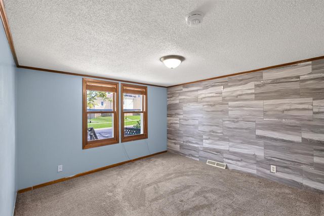 220 N Chestnut Street, Belle Plaine, MN 56011