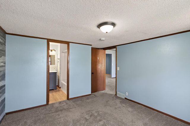220 N Chestnut Street, Belle Plaine, MN 56011
