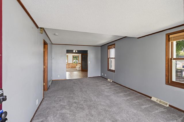 220 N Chestnut Street, Belle Plaine, MN 56011