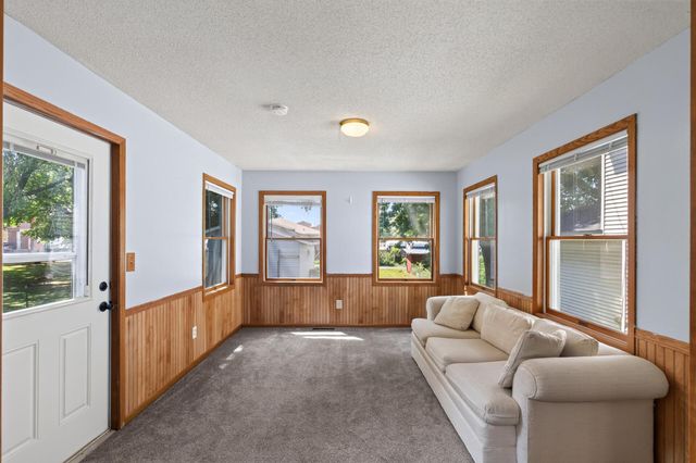 220 N Chestnut Street, Belle Plaine, MN 56011