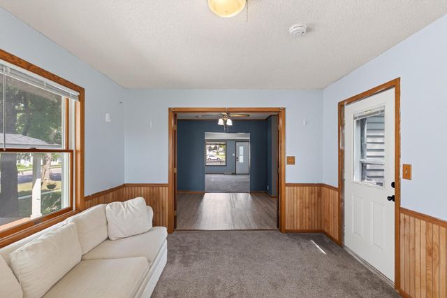 220 N Chestnut Street, Belle Plaine, MN 56011