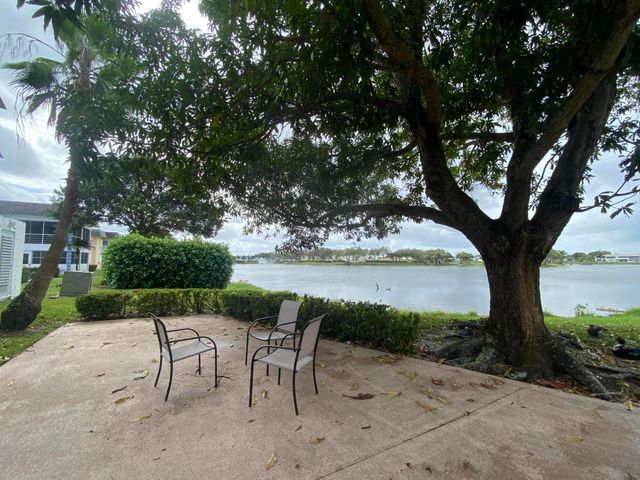 68 Stratford E, West Palm Beach, FL 33417