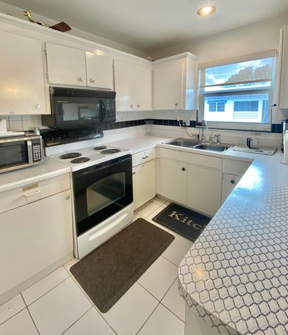 68 Stratford E, West Palm Beach, FL 33417