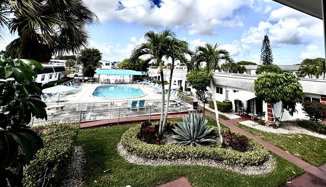 68 Stratford E, West Palm Beach, FL 33417